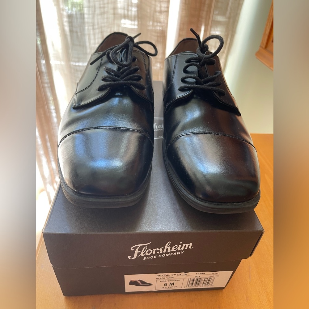 Florsheim Black Lace Up Dress Shoe Size 6. Excellent Condition.